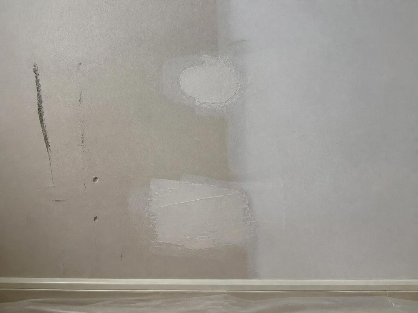 découvrez pourquoi les traces apparaissent même après avoir appliqué trois couches de peinture et apprenez les méthodes efficaces pour les éliminer et obtenir une finition parfaite.