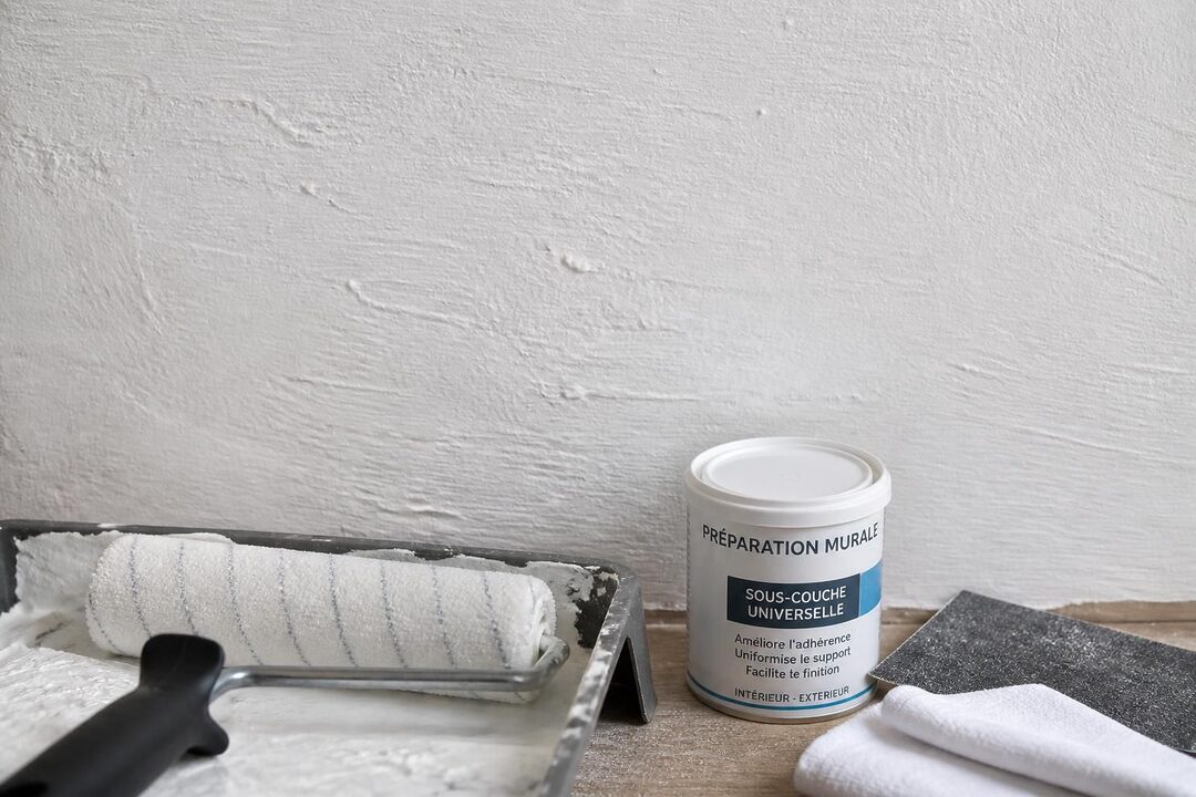 découvrez pourquoi les traces restent visibles après l'application de trois couches de peinture et apprenez les méthodes efficaces pour obtenir une finition lisse et parfaite.